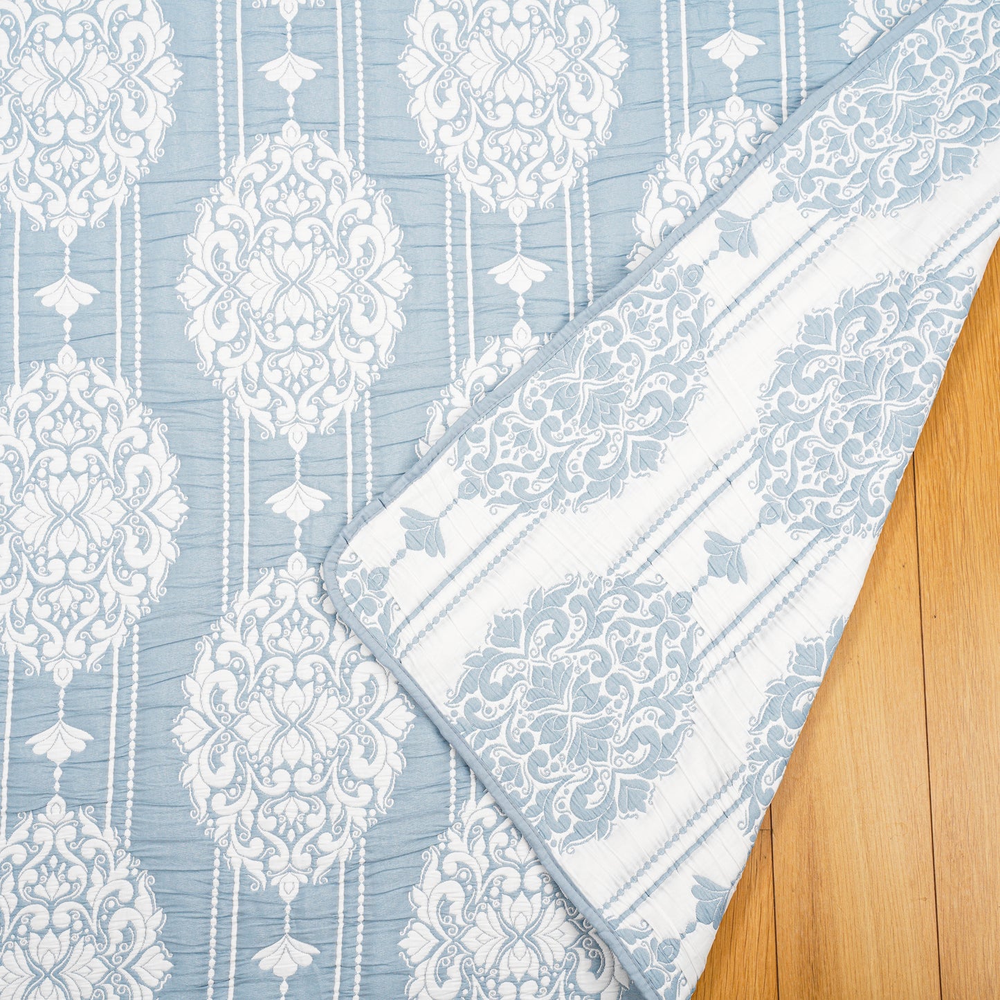 Damask Medallion Patterned Quilt Sets